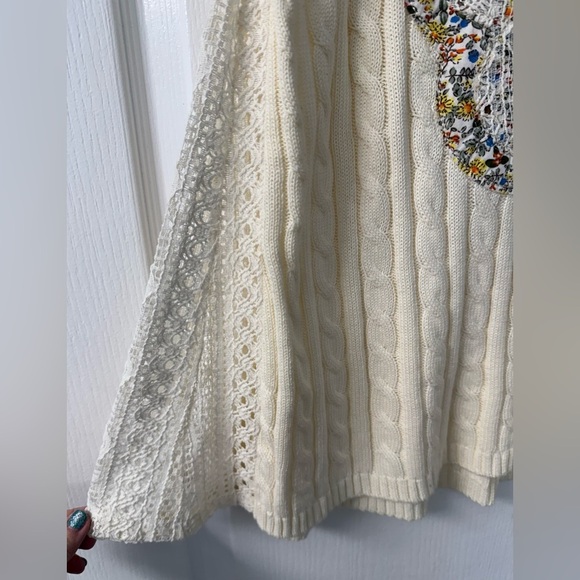 POL Full Bloom Flower Patch Sleeveless Sweater with Lace - Picture 4 of 8